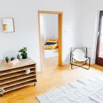 公寓 Raum Life - Stilvolle Mit 2 Schlafzimmern Und Kostenlosen Parkplatz