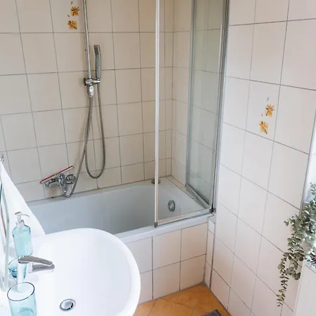 Raum Life - Stilvolle Mit 2 Schlafzimmern Und Kostenlosen Parkplatz *